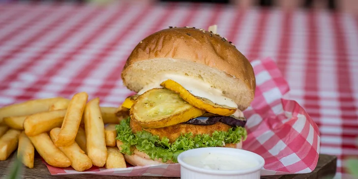 Burger s hranolčekmi alebo so zeleninovou prílohou