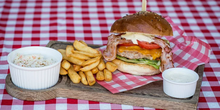 Burger s hranolčekmi alebo so zeleninovou prílohou