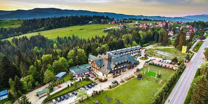 Piknik v tráve nad jazerom s výhľadom na pieninské vrchy a rozprávkové hrady!