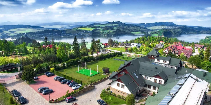 Piknik v tráve nad jazerom s výhľadom na pieninské vrchy a rozprávkové hrady!