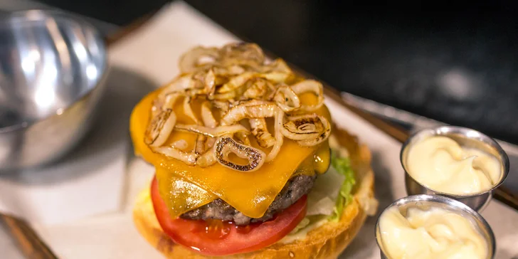 Kentucky burger s hranolčekmi a limonádou v OC Optima