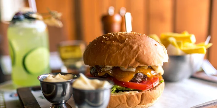 Kentucky burger s hranolčekmi a limonádou v OC Optima