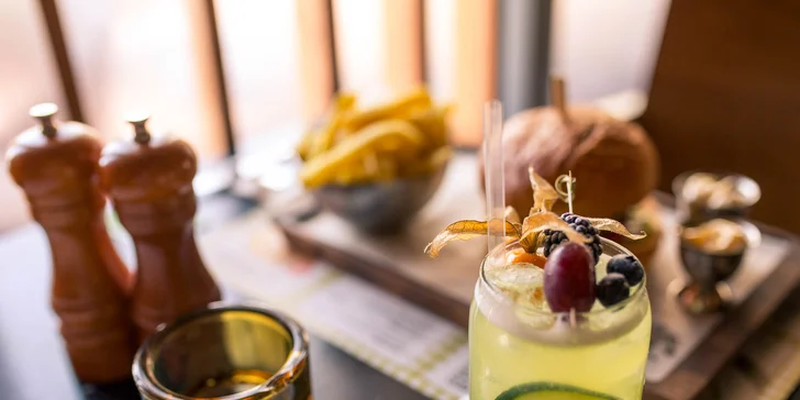 Domáci burger s hranolčekmi a limonádou v OC Optima
