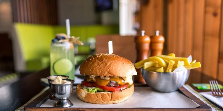 Kentucky burger s hranolčekmi a limonádou v OC Optima