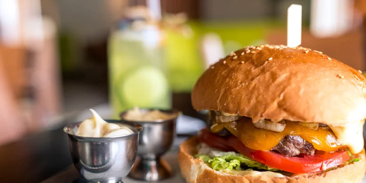 Kentucky burger s hranolčekmi a limonádou v OC Optima