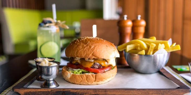 Kentucky burger s hranolčekmi a limonádou v OC Optima