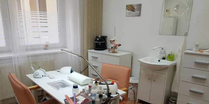 Nechty upravené shellacom alebo parafínový kúpeľ na ruky