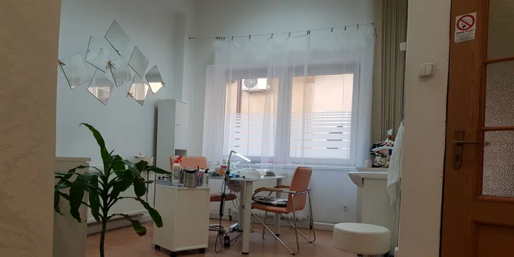 Nechty upravené shellacom alebo parafínový kúpeľ na ruky