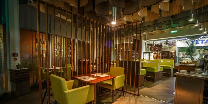 Domáci burger s hranolčekmi a limonádou v OC Optima