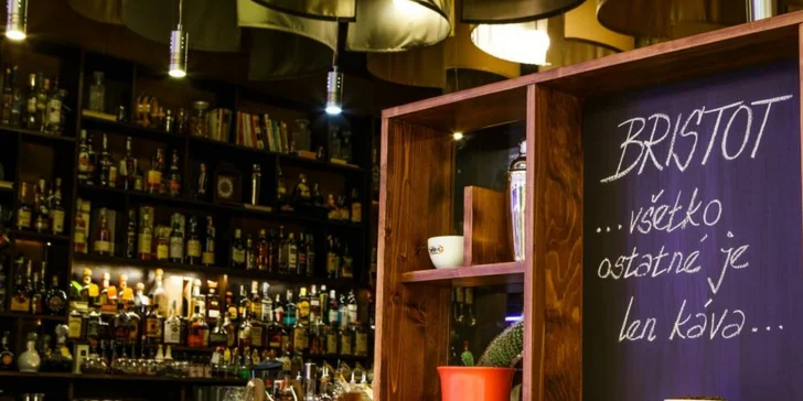 Domáci burger s hranolčekmi a limonádou v OC Optima