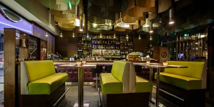 Domáci burger s hranolčekmi a limonádou v OC Optima