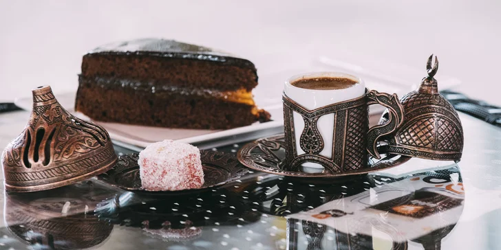 Vychutnajte si kávu podľa výberu a koláčik