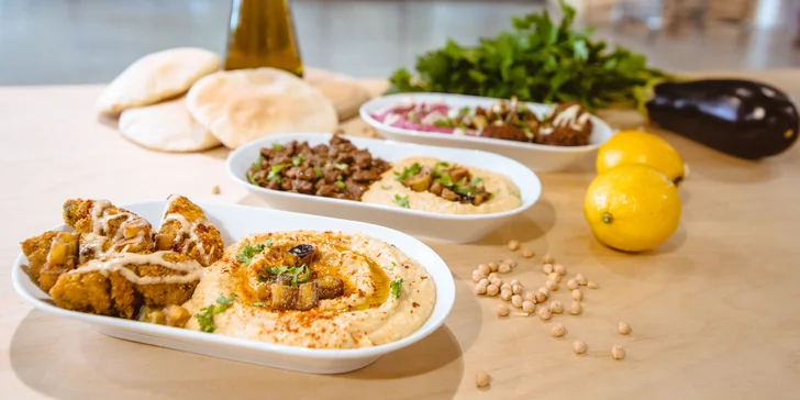 Hummus s falafelom alebo hovädzím či kuracím mäsom