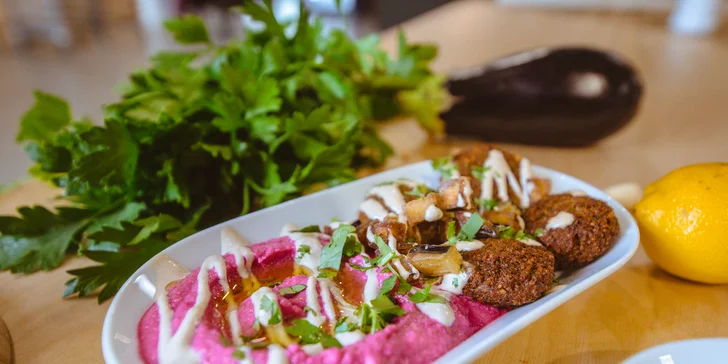 Hummus s falafelom alebo hovädzím či kuracím mäsom