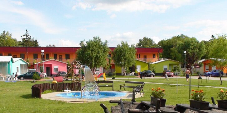 Rodinné ubytovanie v Chatovej osade** Family Resort - bazény, tobogány, wellness a krásy okolia