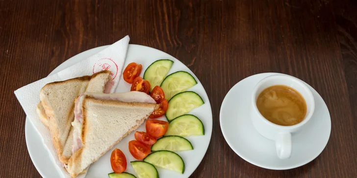 Káva s koláčom alebo toastom v Mňau café