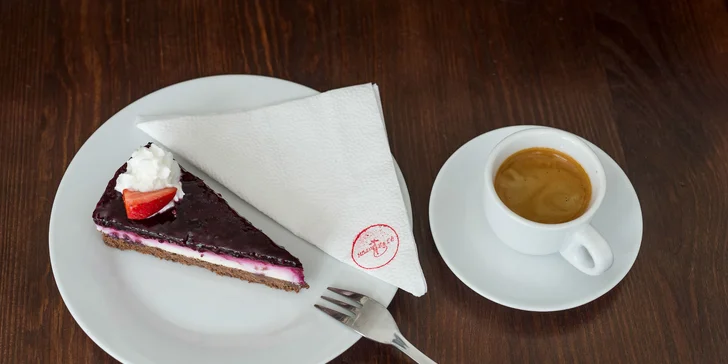 Káva s koláčom alebo toastom v Mňau café
