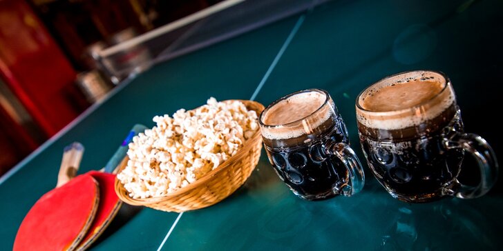 Pivo či miešané drinky s popcornom a ping pong