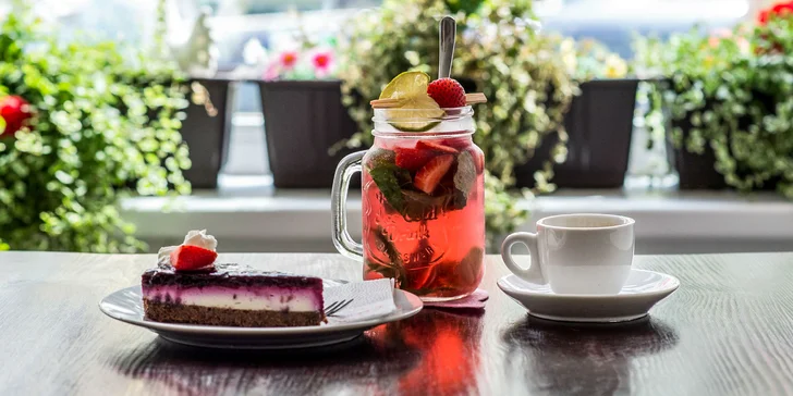 Káva s koláčom alebo toastom v Mňau café