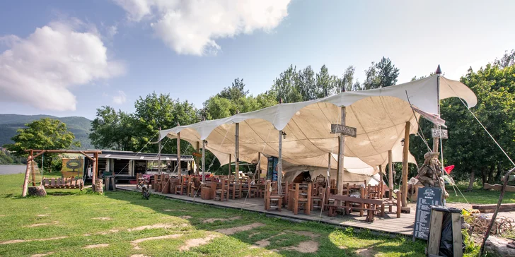 Zážitkové dovolenkové chvíle strávené v indiánskych teepee stanoch pri brehu Ružínskej priehrady