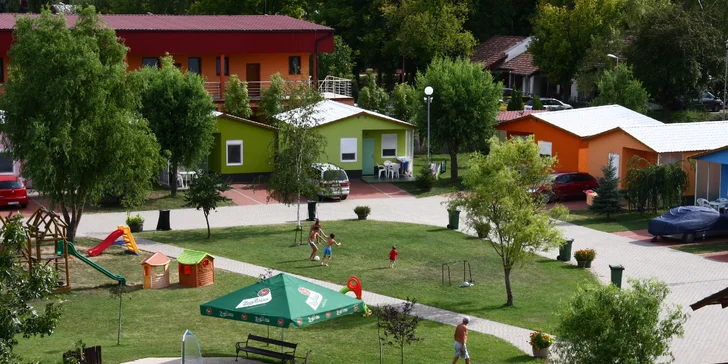Rodinné ubytovanie v Chatovej osade** Family Resort - bazény, tobogány, wellness a krásy okolia