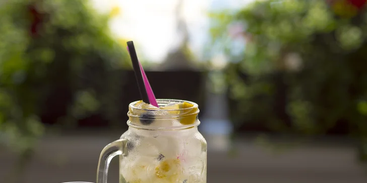 Káva s koláčom alebo toastom v Mňau café