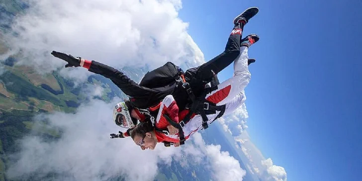 Jedinečný zážitok nabitý adrenalínom - tandemový zoskok aj s HD videozáznamom