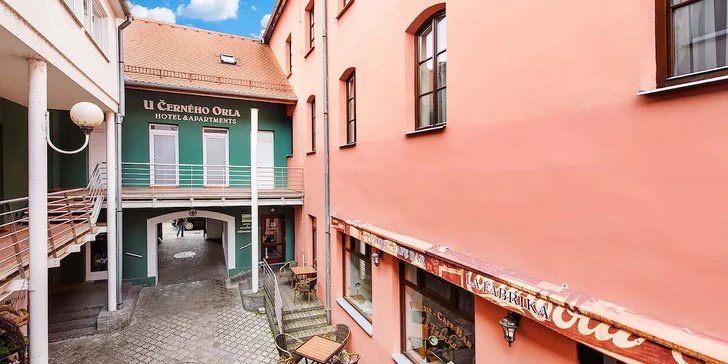 Hotel U Černého Orla**** - čarovné ubytovanie s polpenziou a vstupmi k pamiatkam či do aquaparku