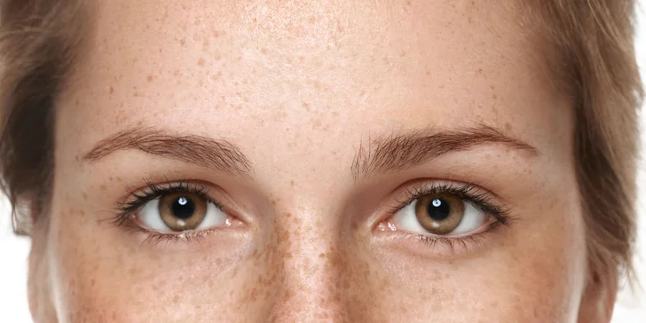 Tetovanie pieh pomocou prístroja na permanentný make-up