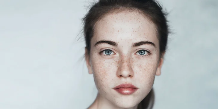 Tetovanie pieh pomocou prístroja na permanentný make-up