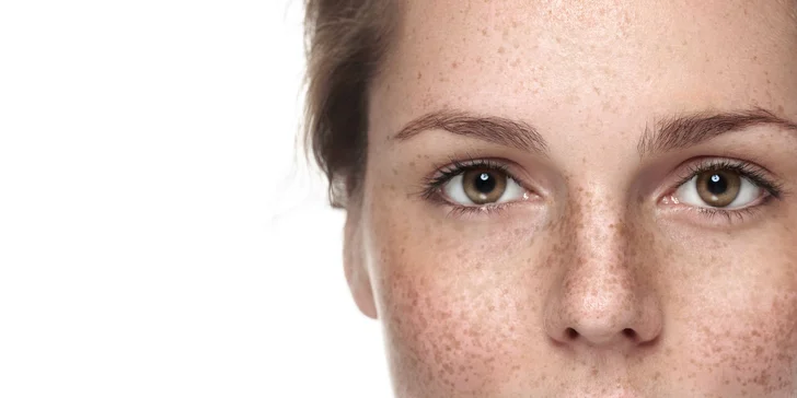 Tetovanie pieh pomocou prístroja na permanentný make-up