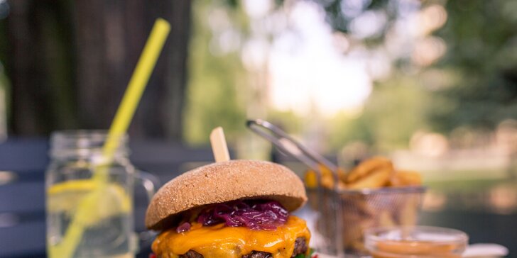 Šťavnatý burger s domácimi hranolčekmi, limonádou alebo pivom