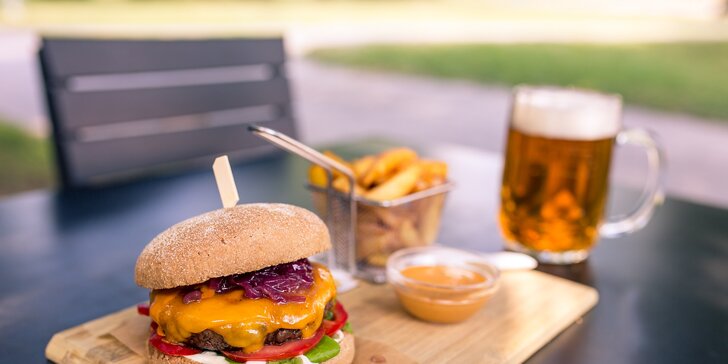 Šťavnatý burger s domácimi hranolčekmi, limonádou alebo pivom