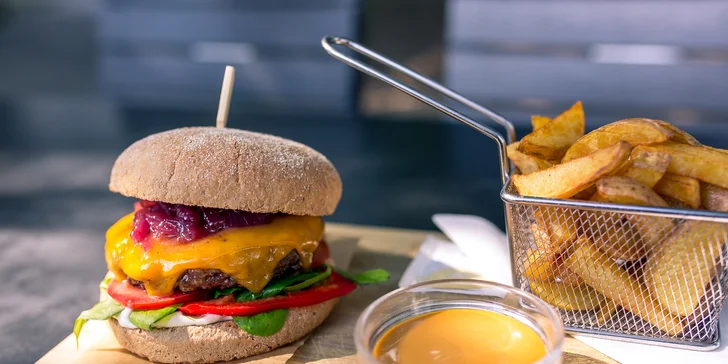 Šťavnatý burger s domácimi hranolčekmi, limonádou alebo pivom