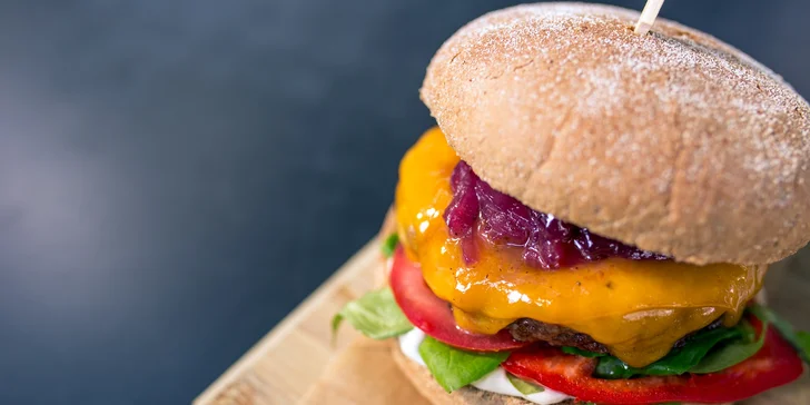 Šťavnatý burger s domácimi hranolčekmi, limonádou alebo pivom
