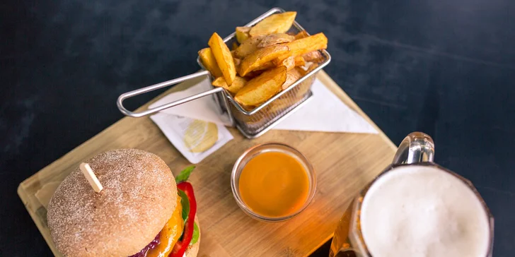 Šťavnatý burger s domácimi hranolčekmi, limonádou alebo pivom