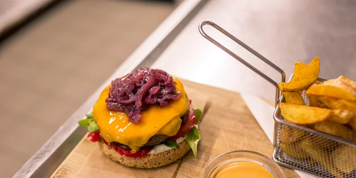 Burger s tatárskym biftekom a dvojitým chedarom