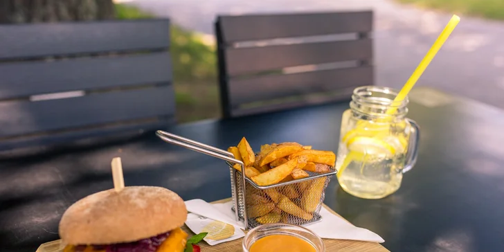 Šťavnatý burger s domácimi hranolčekmi, limonádou alebo pivom