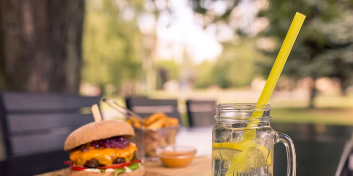 Šťavnatý burger s domácimi hranolčekmi, limonádou alebo pivom