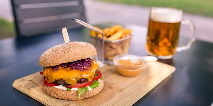 Šťavnatý burger s domácimi hranolčekmi, limonádou alebo pivom