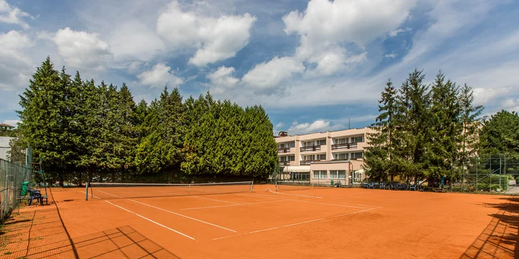 Prenájom vonkajších a vnútorných tenisových kurtov a bedmintonového ihriska