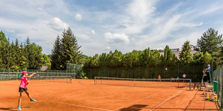 Prenájom vonkajších a vnútorných tenisových kurtov a bedmintonového ihriska