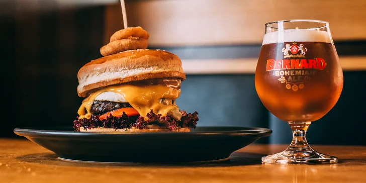Burger z kvalitného slovenského hovädzieho mäsa a malé pivo Bernard 10°