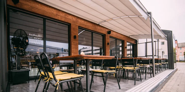 Burger z kvalitného slovenského hovädzieho mäsa a malé pivo Bernard 10°