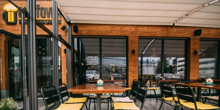 Burger z kvalitného slovenského hovädzieho mäsa a malé pivo Bernard 10°