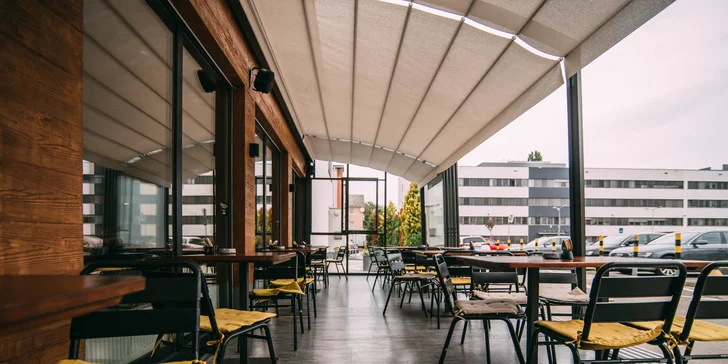 Burger z kvalitného slovenského hovädzieho mäsa a malé pivo Bernard 10°