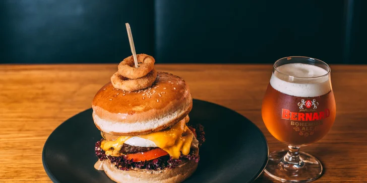Burger z kvalitného slovenského hovädzieho mäsa a malé pivo Bernard 10°