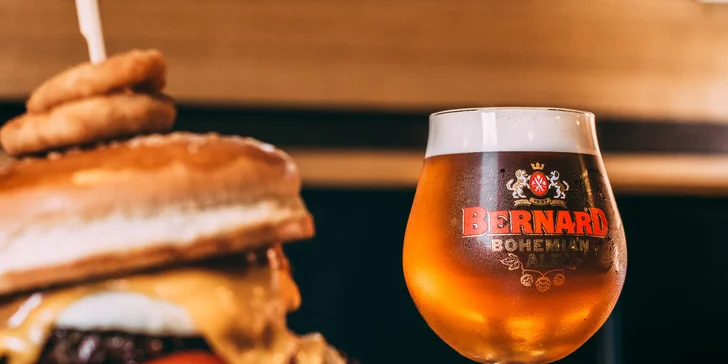 Burger z kvalitného slovenského hovädzieho mäsa a malé pivo Bernard 10°
