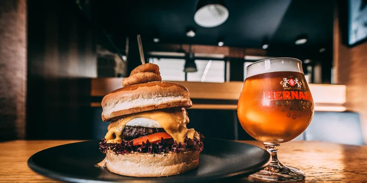 Burger z kvalitného slovenského hovädzieho mäsa a malé pivo Bernard 10°
