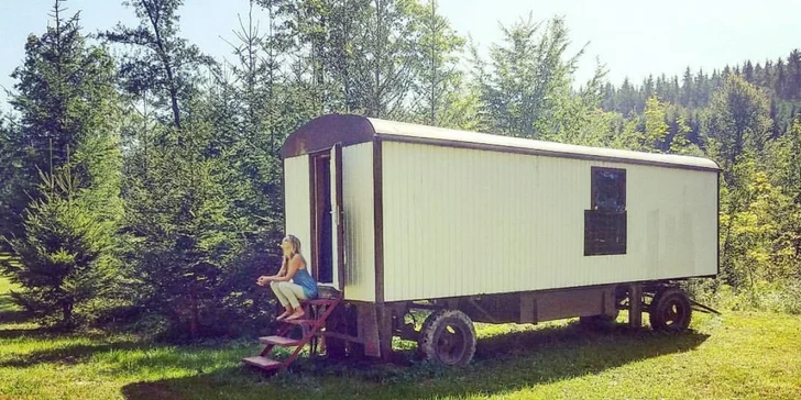 V krásnej prírode na samote v Hodoníne u Kunštátu sa stane na 4 alebo 7 dní vašej svätyňou útulná maringotka.